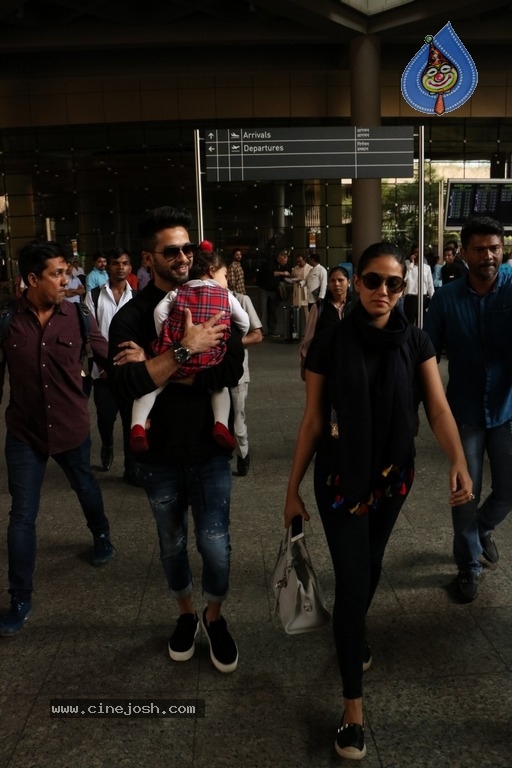 Sachin Tendulkar and Bollywood Celebrities Spotted at Airport - 45 / 60 photos