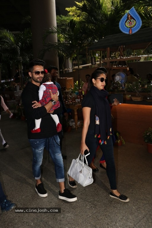 Sachin Tendulkar and Bollywood Celebrities Spotted at Airport - 46 / 60 photos