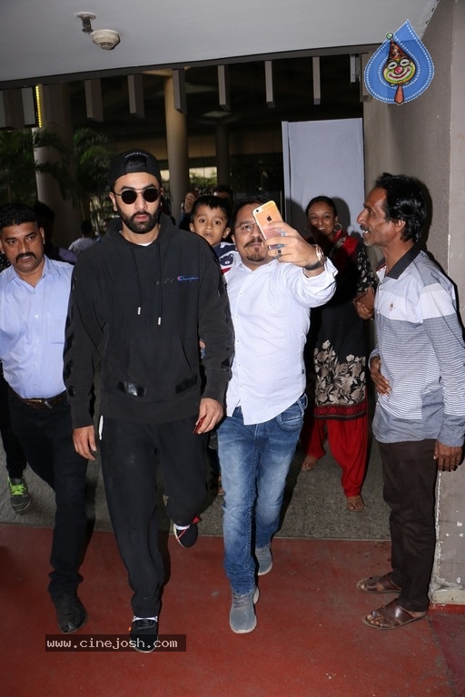 Sachin Tendulkar and Bollywood Celebrities Spotted at Airport - 47 / 60 photos