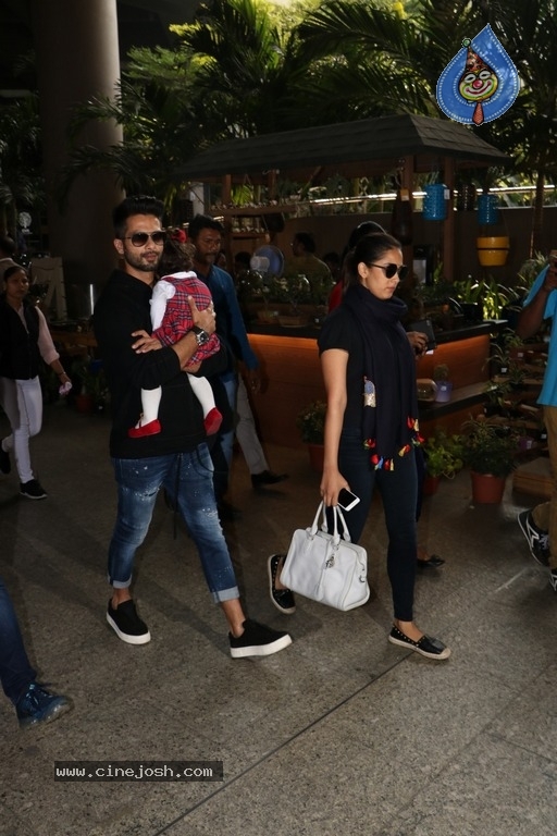 Sachin Tendulkar and Bollywood Celebrities Spotted at Airport - 50 / 60 photos