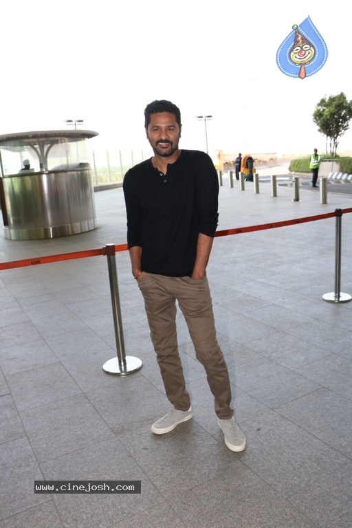 Sachin Tendulkar and Bollywood Celebrities Spotted at Airport - 51 / 60 photos