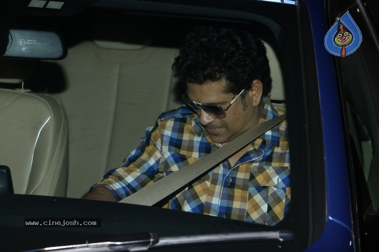 Sachin Tendulkar and Bollywood Celebrities Spotted at Airport - 52 / 60 photos