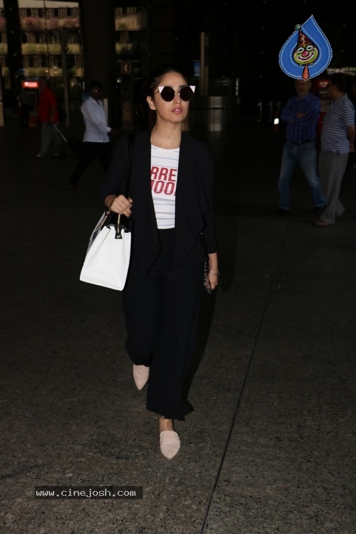 Sachin Tendulkar and Bollywood Celebrities Spotted at Airport - 57 / 60 photos