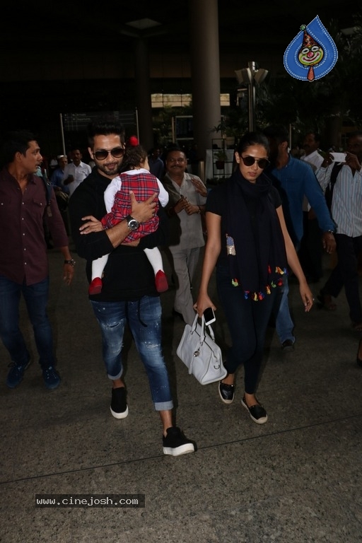 Sachin Tendulkar and Bollywood Celebrities Spotted at Airport - 58 / 60 photos