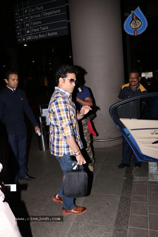 Sachin Tendulkar and Bollywood Celebrities Spotted at Airport - 60 / 60 photos