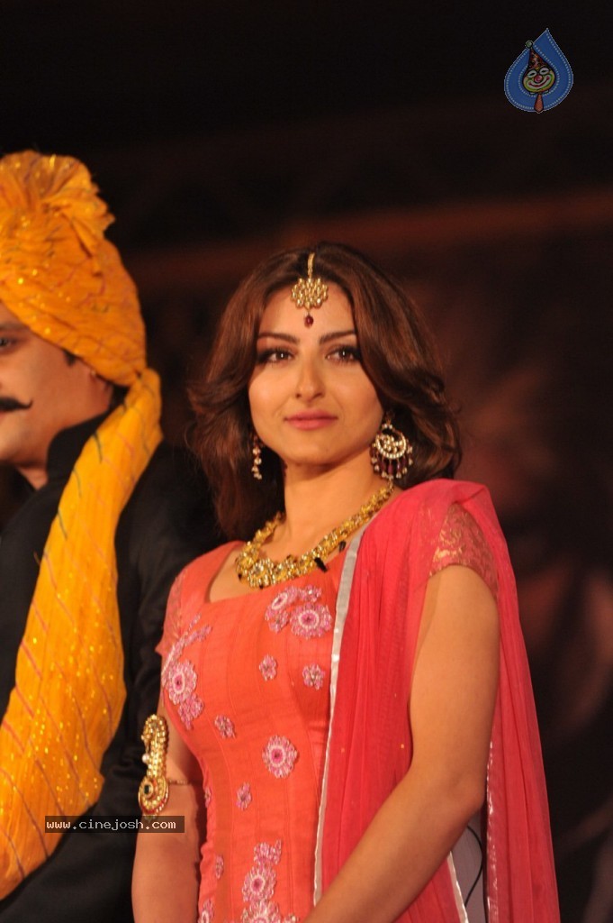 Saheb Biwi Aur Gangster 2 First Look Launch - 24 / 48 photos