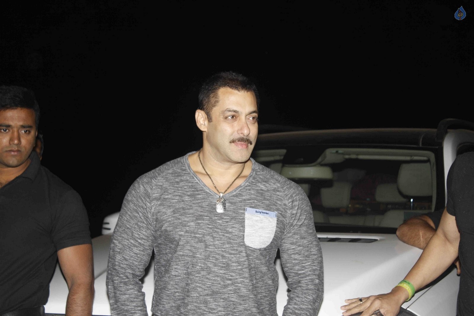 Salman Khan 50th Birthday Celebrations - 44 / 49 photos