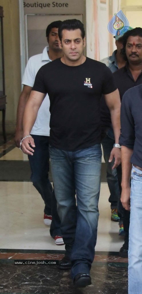 Salman Khan at History New Show - 24 / 31 photos