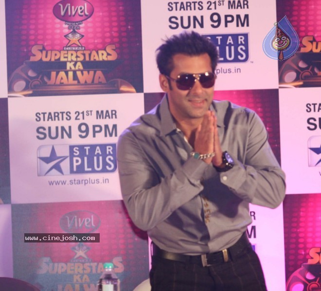 Salman Khan at Superstar Ka Jalwa Awards - 7 / 33 photos