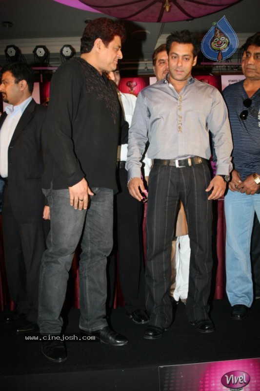 Salman Khan at Superstar Ka Jalwa Awards - 16 / 33 photos