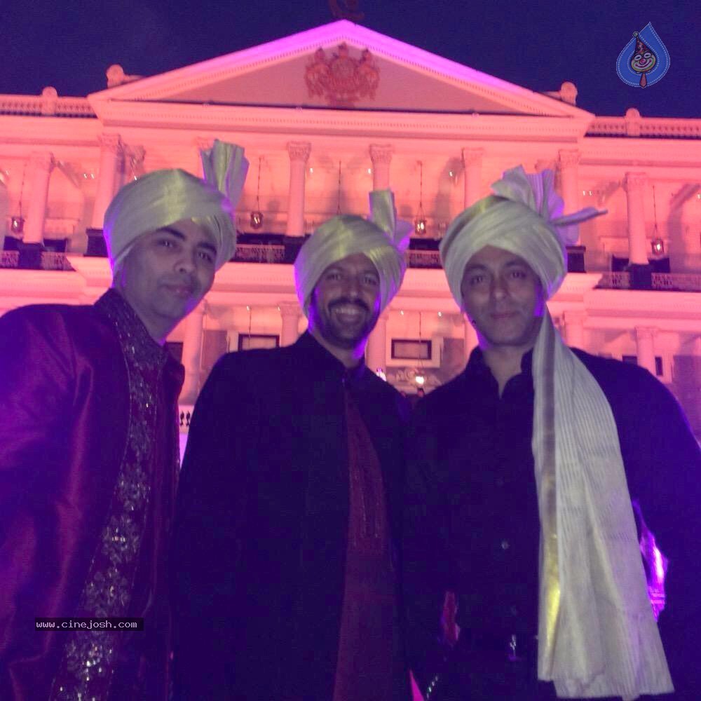 Salman Khan Sister Arpita Wedding Photos - 4 / 12 photos