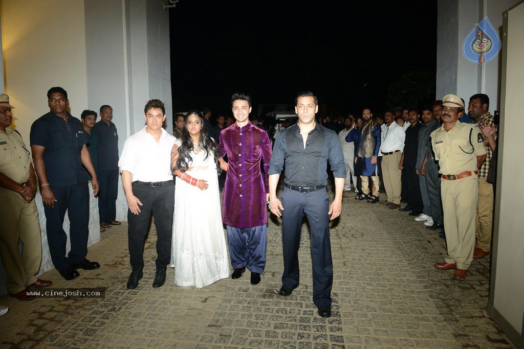 Salman Khan Sister Arpita Wedding Photos - 10 / 12 photos
