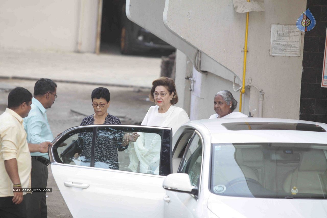 Salman Khan Snapped at His House - 2 / 73 photos