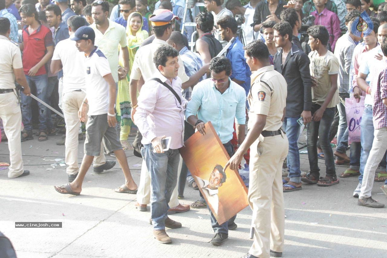 Salman Khan Snapped at His House - 4 / 73 photos