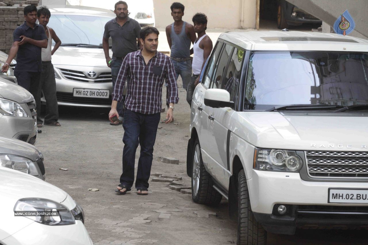 Salman Khan Snapped at His House - 6 / 73 photos