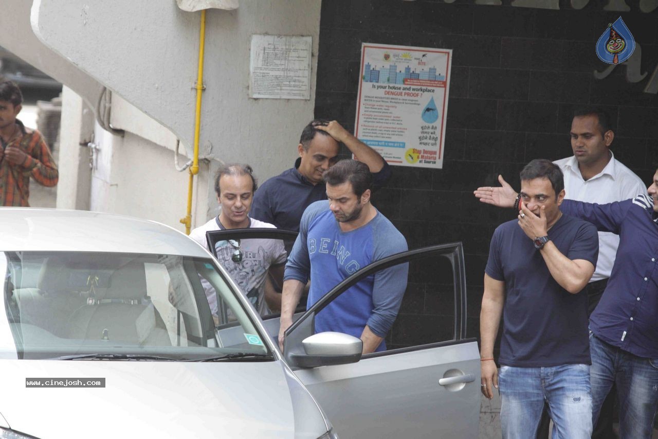 Salman Khan Snapped at His House - 10 / 73 photos