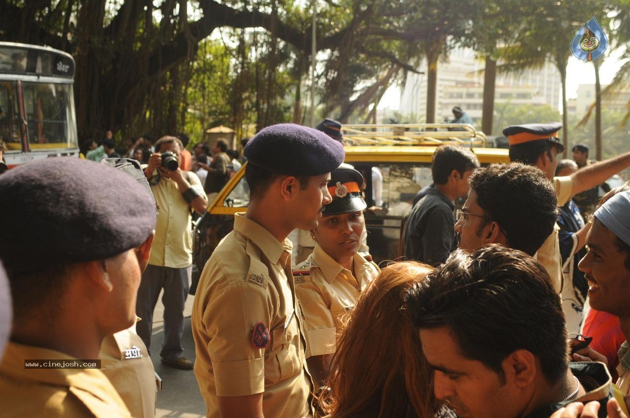 Salman Khan Snapped at His House - 17 / 73 photos
