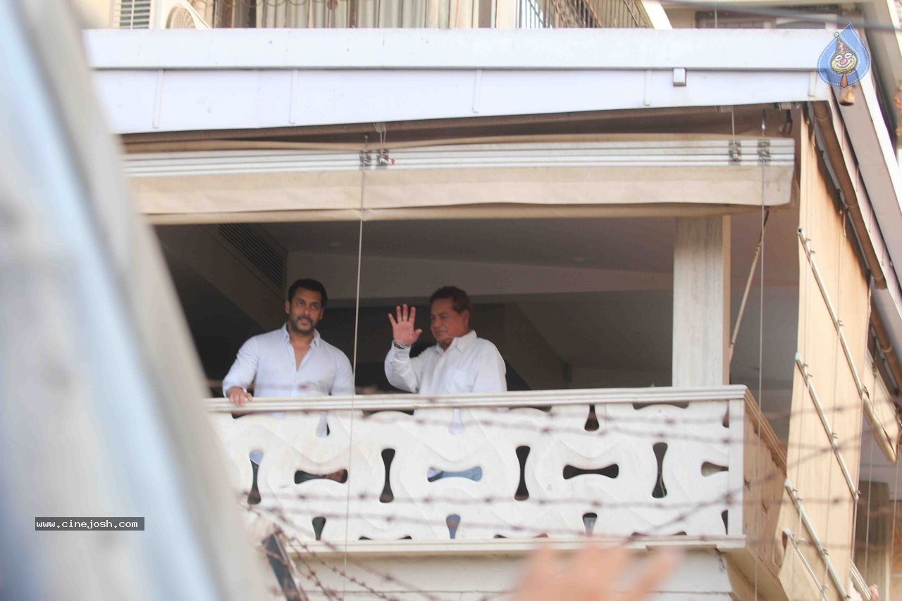 Salman Khan Snapped at His House - 22 / 73 photos