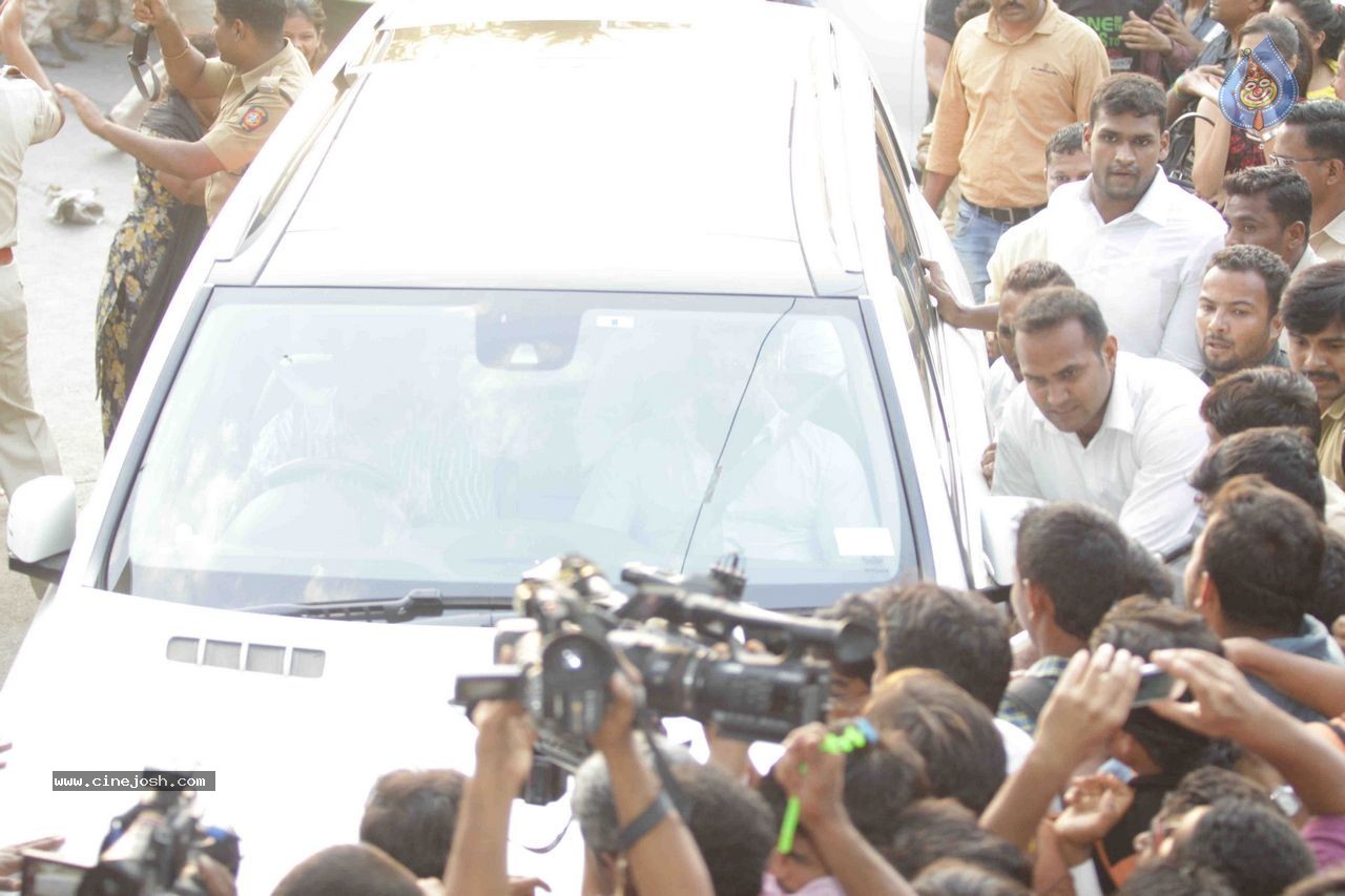Salman Khan Snapped at His House - 26 / 73 photos