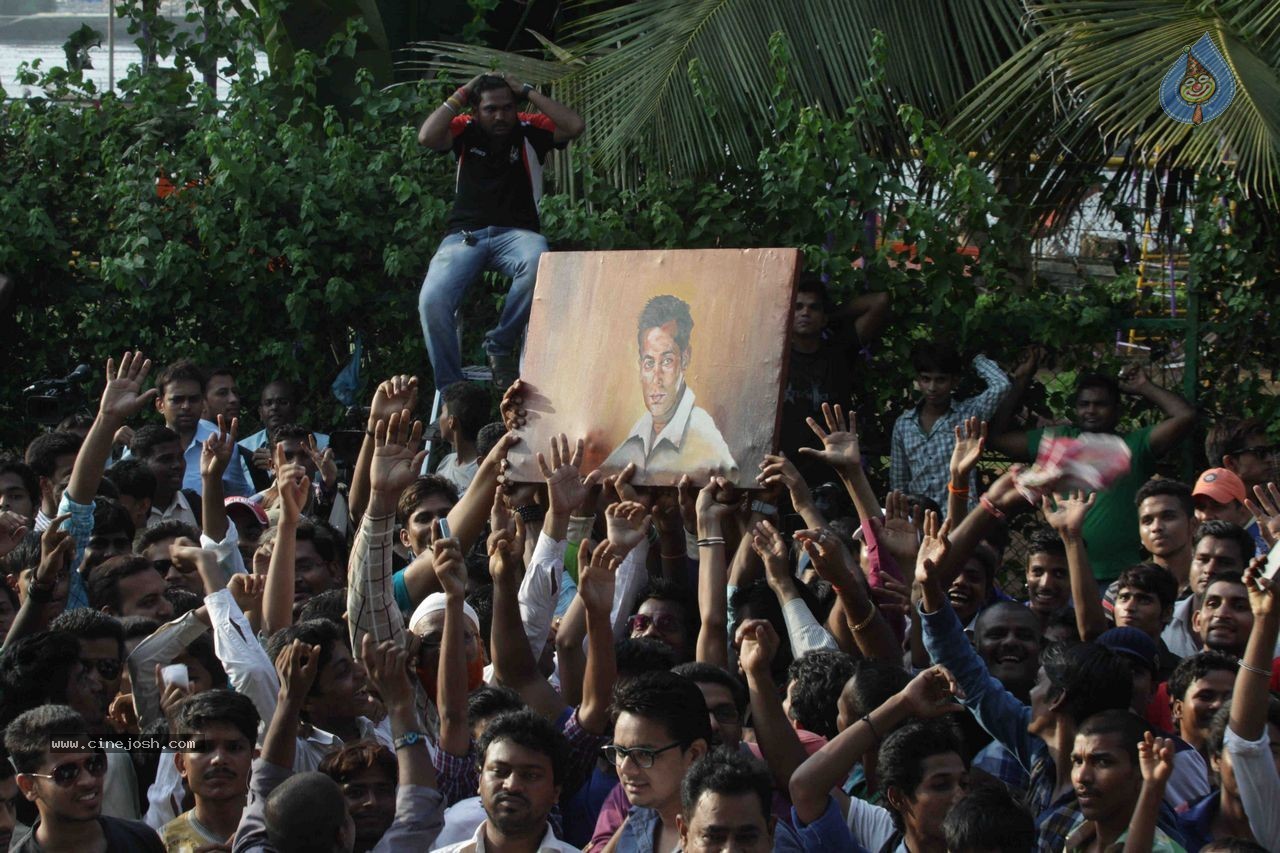 Salman Khan Snapped at His House - 32 / 73 photos