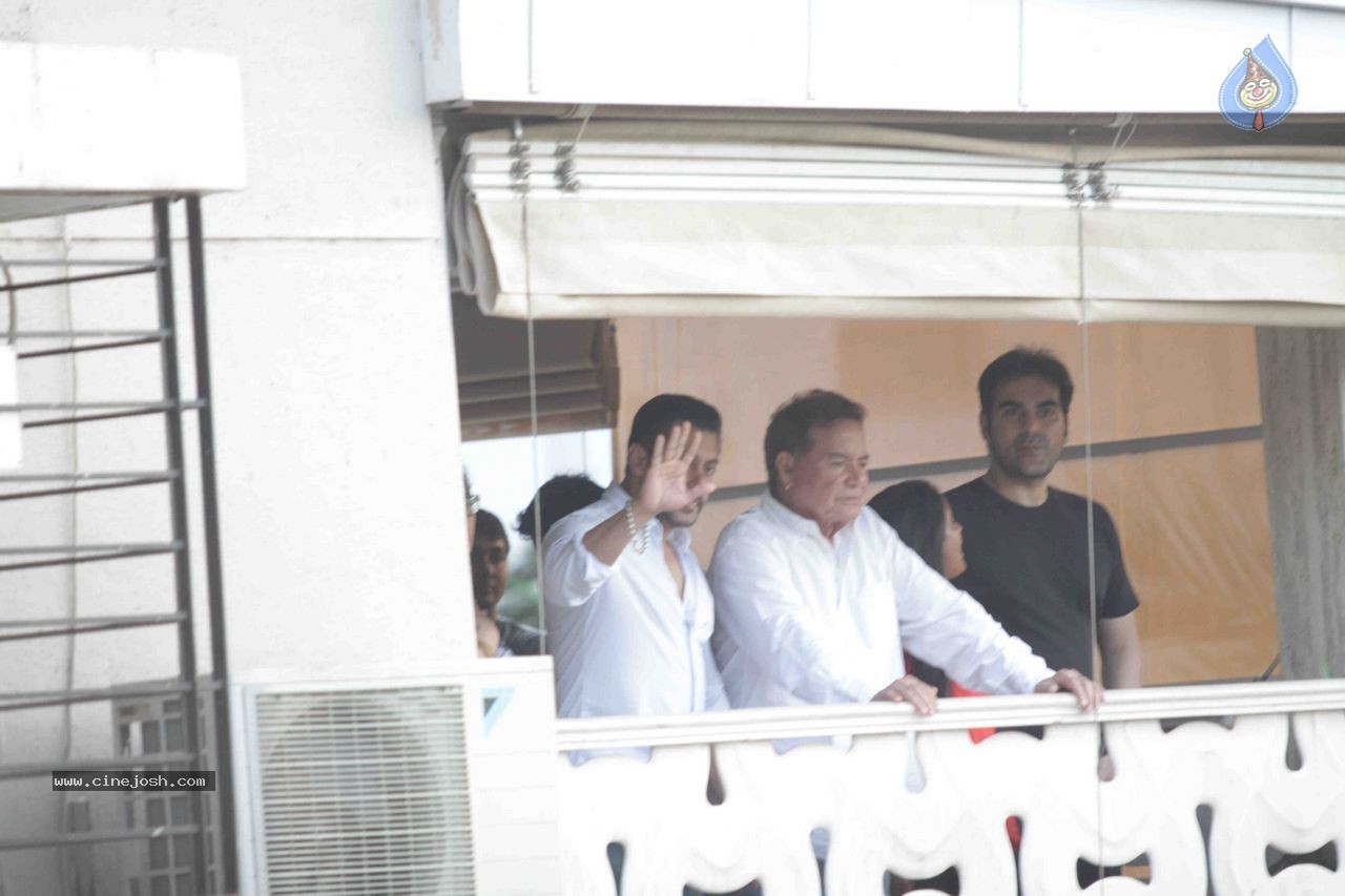Salman Khan Snapped at His House - 38 / 73 photos
