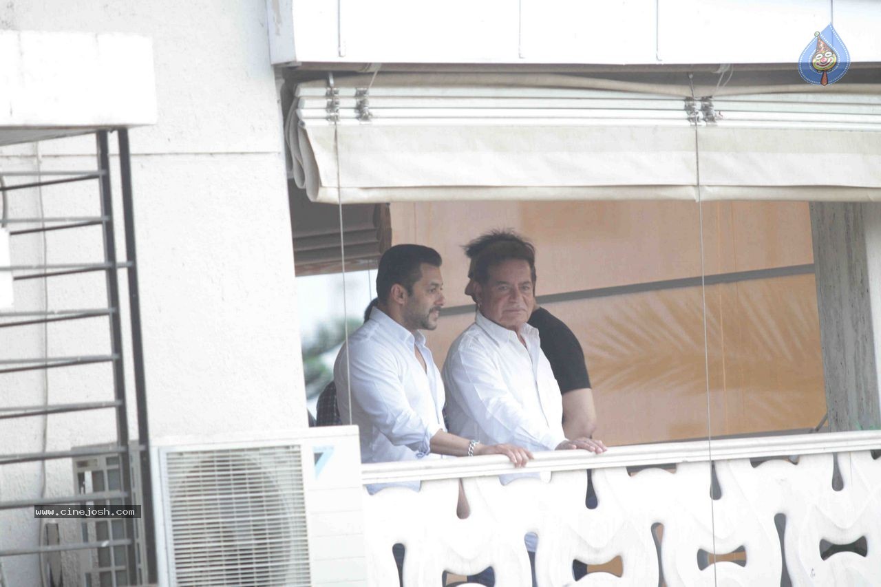 Salman Khan Snapped at His House - 42 / 73 photos