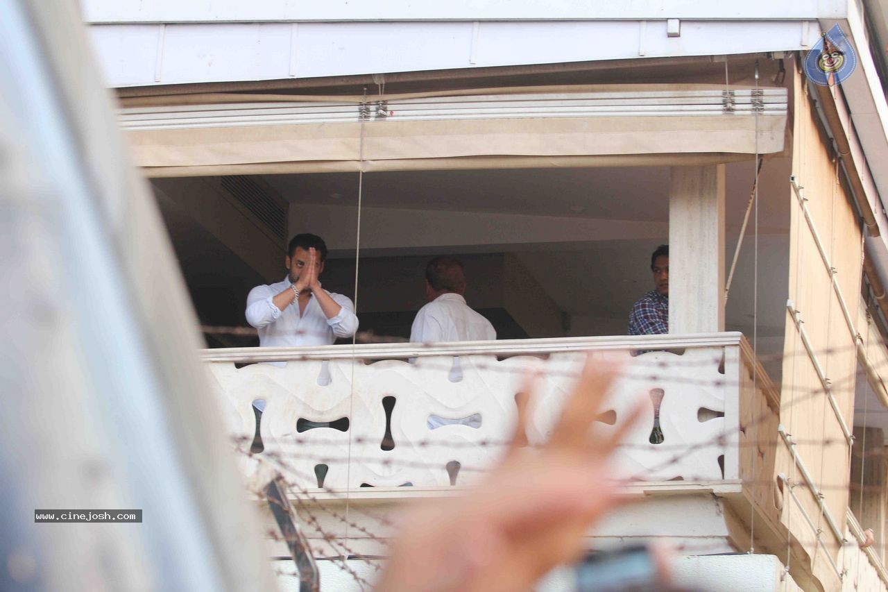 Salman Khan Snapped at His House - 65 / 73 photos