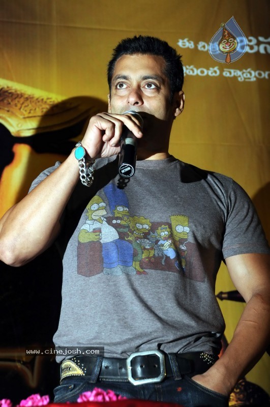 Salman Khan,Zarine Khan At Prasad's Multiplex In Hyderabad - 3 / 44 photos