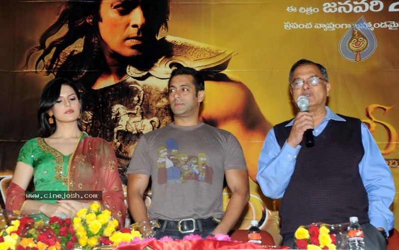 Salman Khan,Zarine Khan At Prasad's Multiplex In Hyderabad - 25 / 44 photos