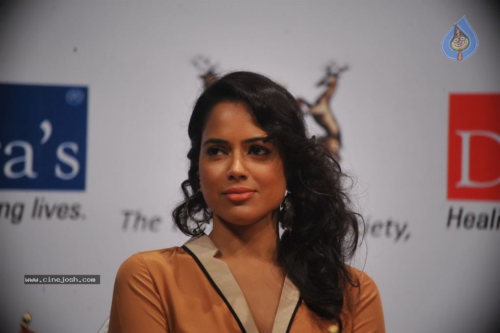 Sameera Reddy at Akshay Batras Event - 20 / 33 photos