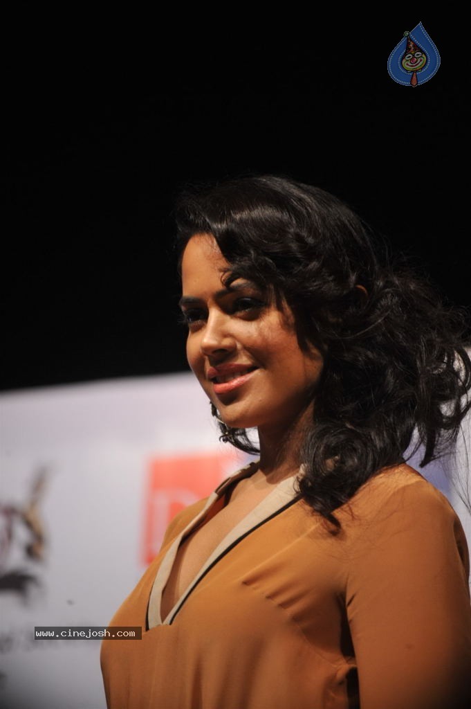 Sameera Reddy at Akshay Batras Event - 27 / 33 photos