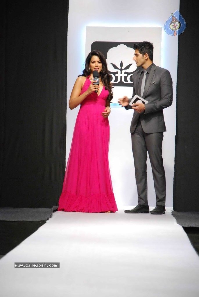Sameera Reddy at Design Season 4 Grand Finale Photos - 49 / 84 photos