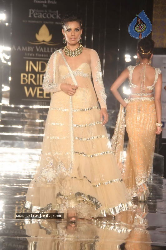 Sameera Reddy Walks the Ramp at AVIBW Day 4 Show - 6 / 62 photos
