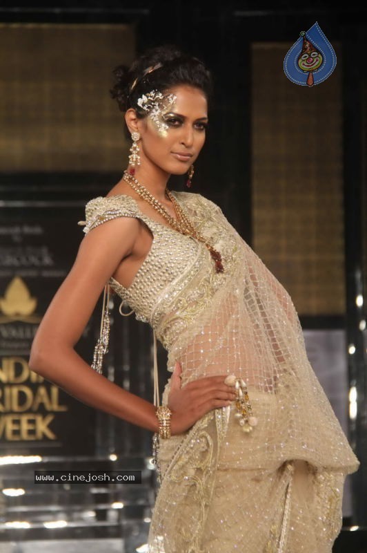 Sameera Reddy Walks the Ramp at AVIBW Day 4 Show - 14 / 62 photos
