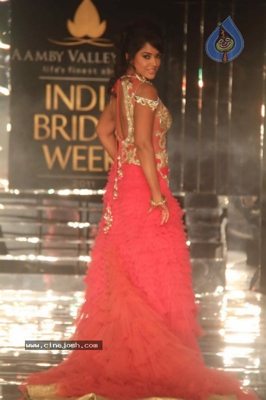 Sameera Reddy Walks the Ramp at AVIBW Day 4 Show - 15 / 62 photos