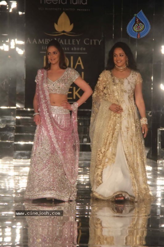 Sameera Reddy Walks the Ramp at AVIBW Day 4 Show - 25 / 62 photos