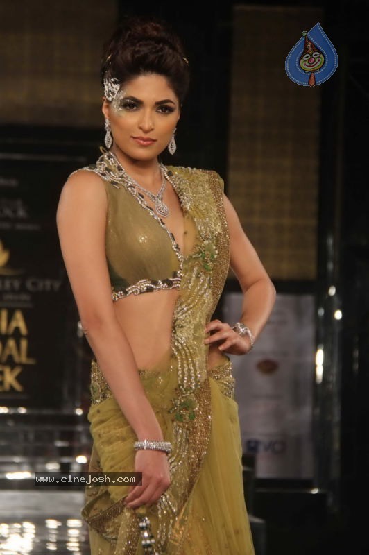 Sameera Reddy Walks the Ramp at AVIBW Day 4 Show - 26 / 62 photos