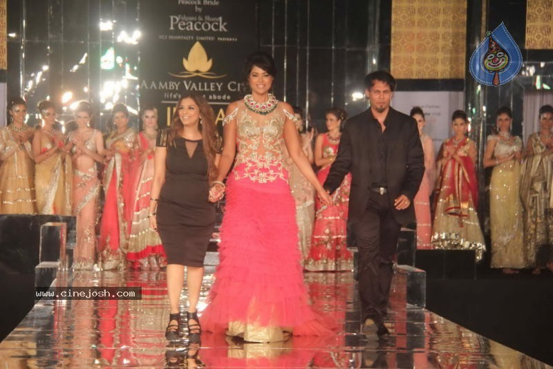 Sameera Reddy Walks the Ramp at AVIBW Day 4 Show - 43 / 62 photos