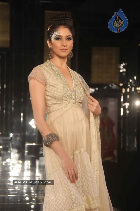 Sameera Reddy Walks the Ramp at AVIBW Day 4 Show - 48 / 62 photos