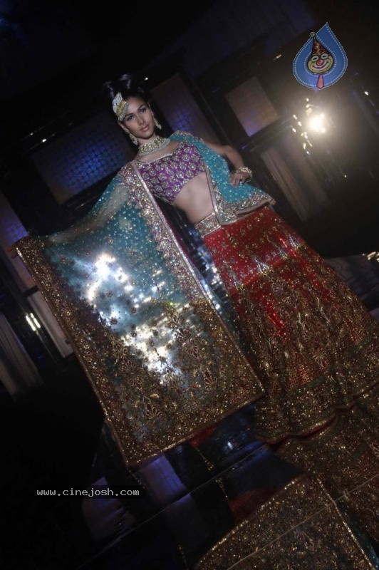 Sameera Reddy Walks the Ramp at AVIBW Day 4 Show - 53 / 62 photos