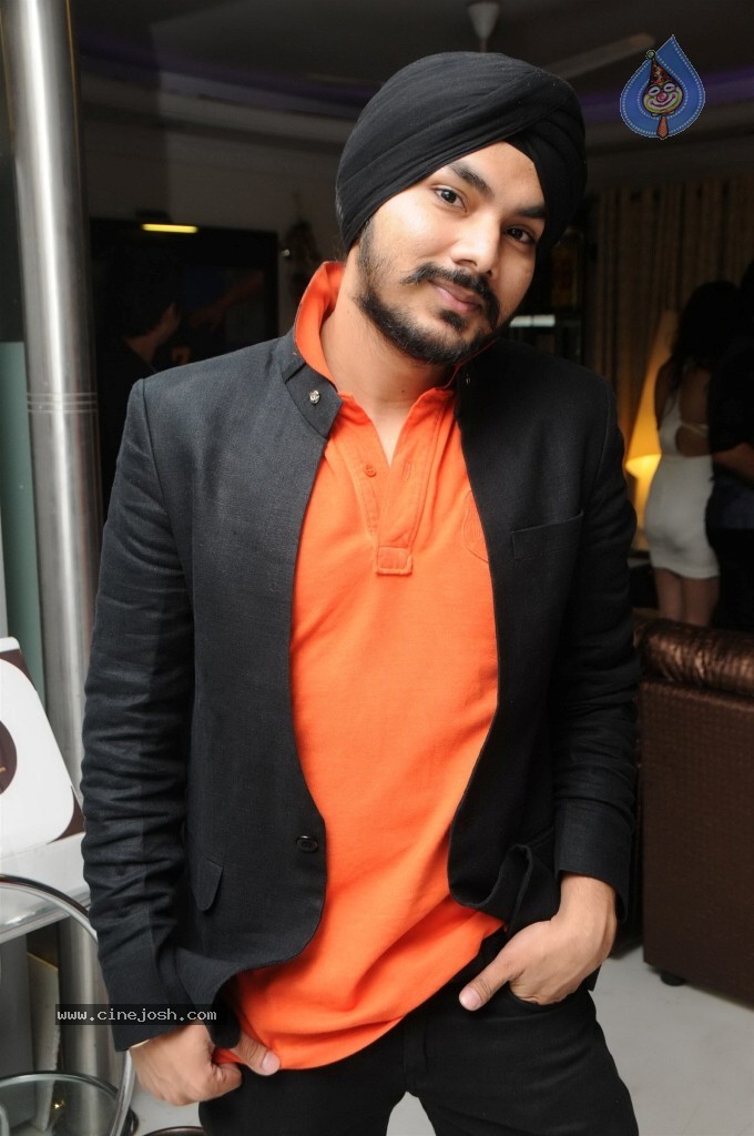 Sana Khan Bday Celebrations - 22 / 73 photos