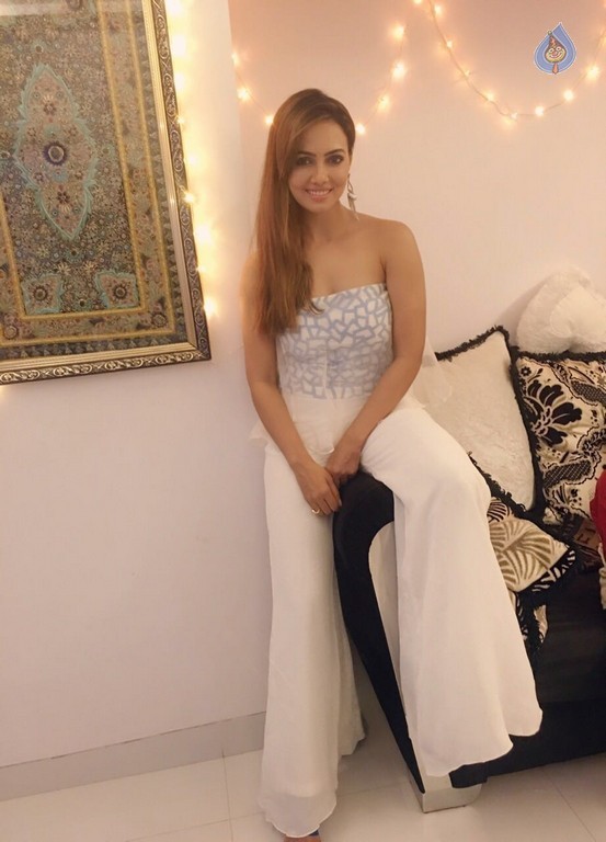 Sana Khan Birthday Celebrations - 2 / 11 photos