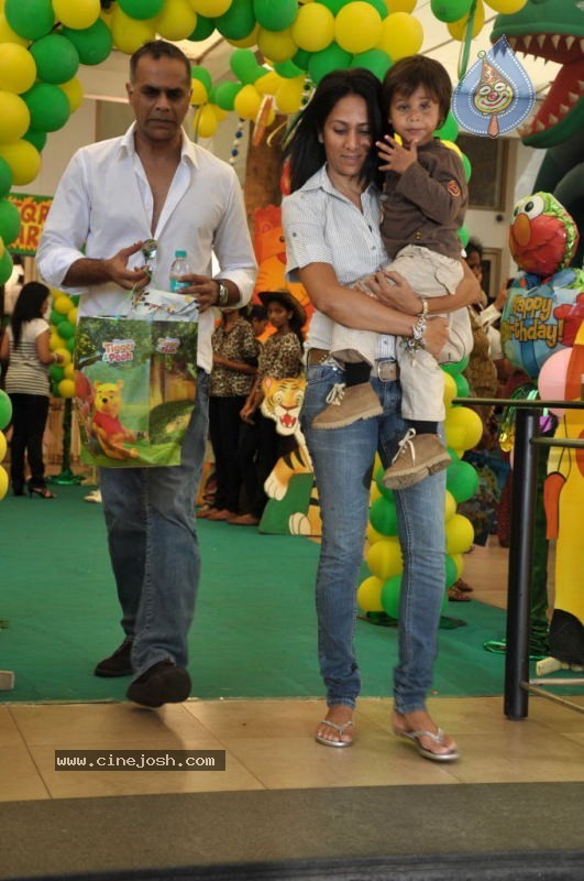 Sanjay Dutt Kids Birthday Party - 18 / 30 photos