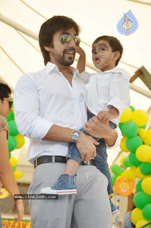 Sanjay Dutt Kids Birthday Party - 23 / 30 photos