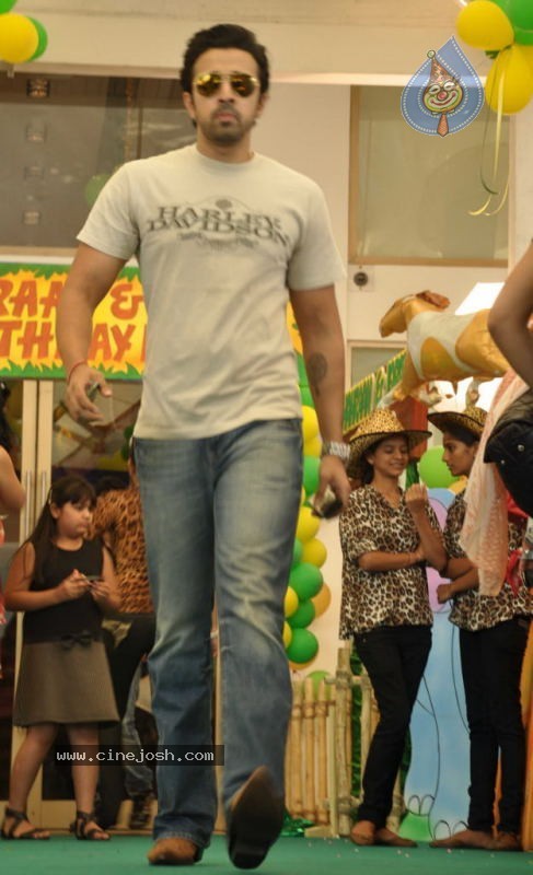 Sanjay Dutt Kids Birthday Party - 26 / 30 photos