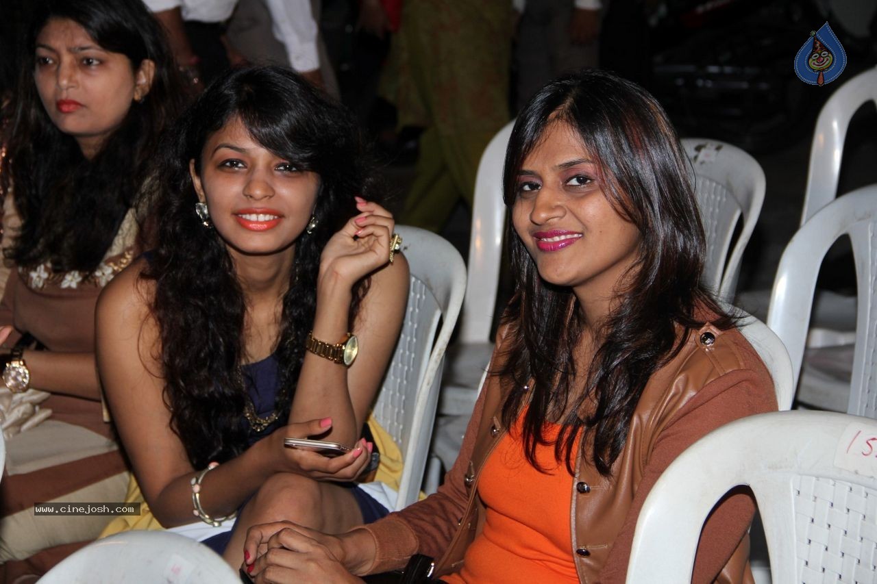 Sara Loren Inaugurates Dazzle Rest O Lounge - 18 / 61 photos