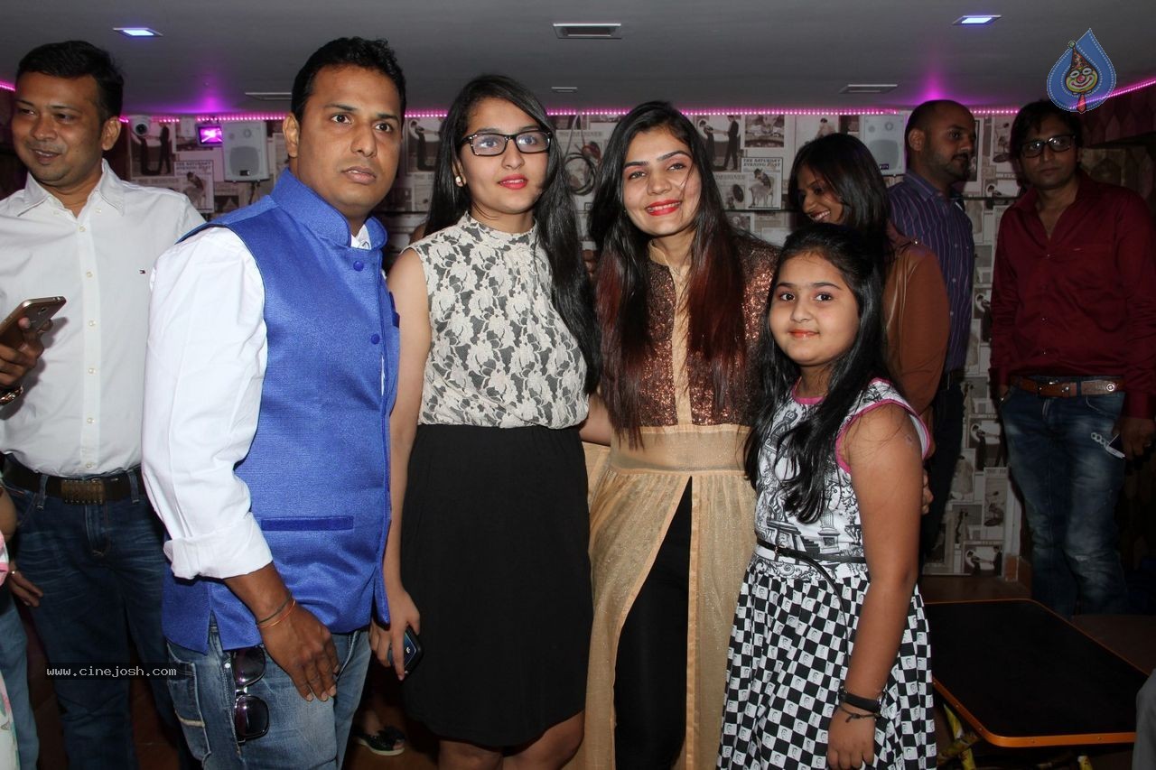 Sara Loren Inaugurates Dazzle Rest O Lounge - 30 / 61 photos
