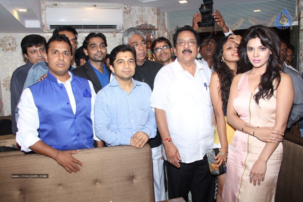 Sara Loren Inaugurates Dazzle Rest O Lounge - 34 / 61 photos