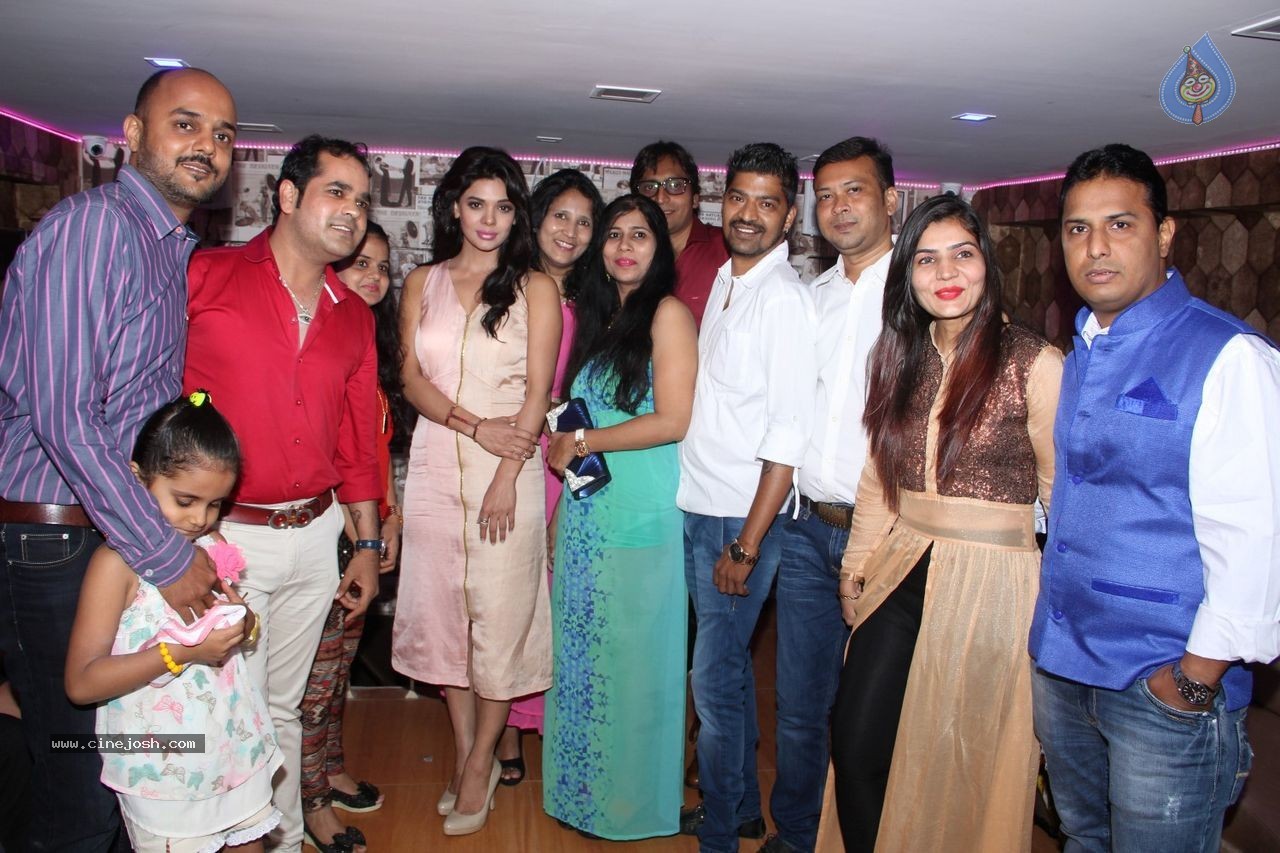 Sara Loren Inaugurates Dazzle Rest O Lounge - 41 / 61 photos