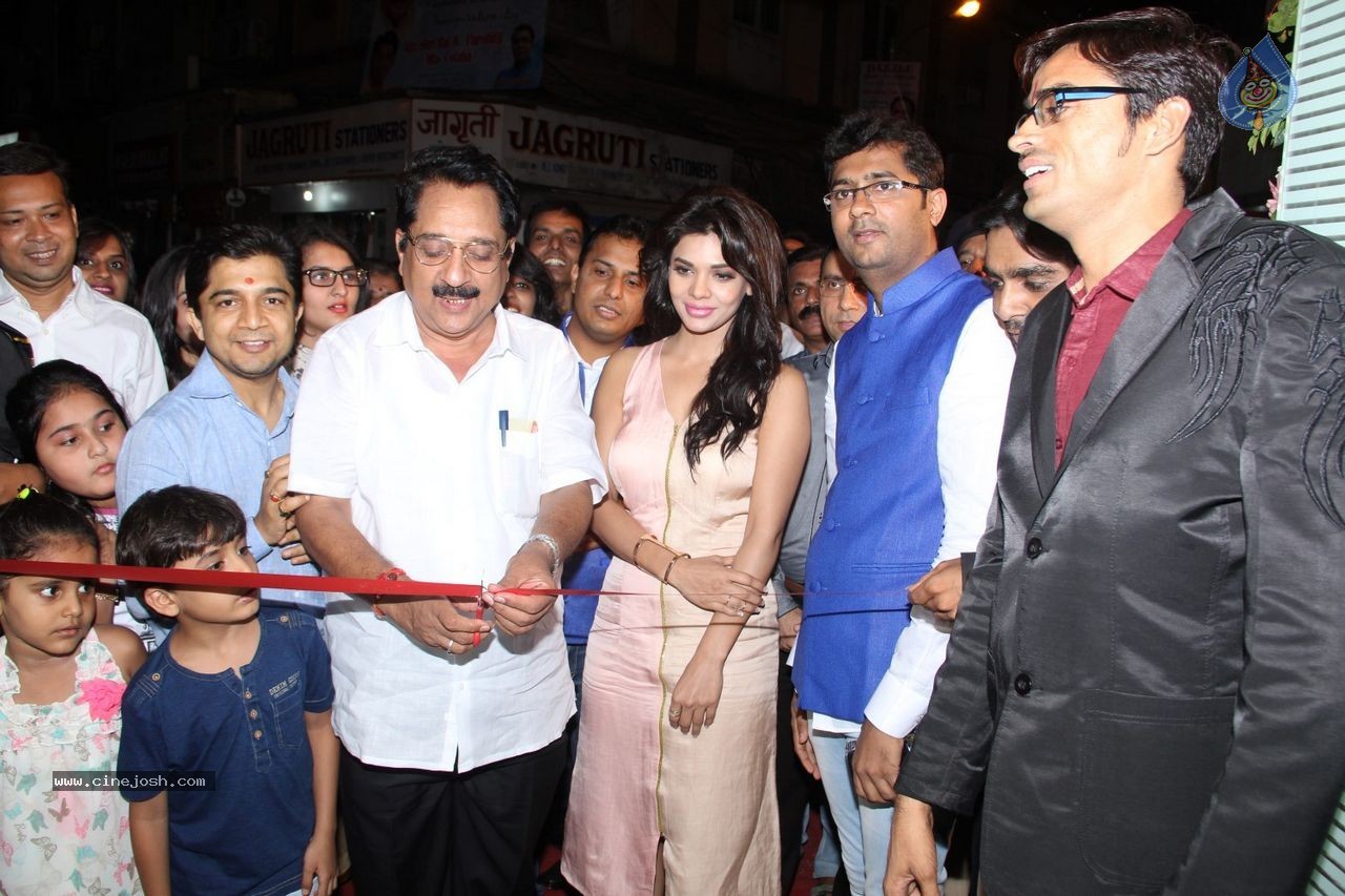 Sara Loren Inaugurates Dazzle Rest O Lounge - 58 / 61 photos